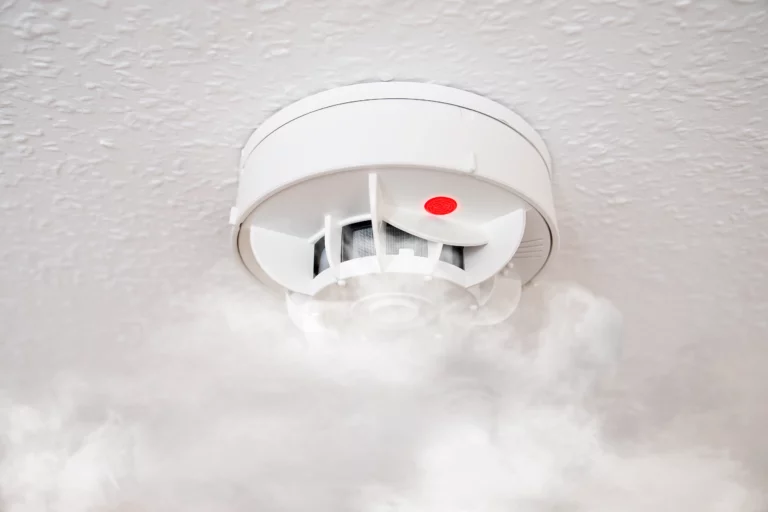 Rauchmelder an der Decke, der durch aufsteigenden Rauch aktiviert wird und ein Warnsignal abgibt.